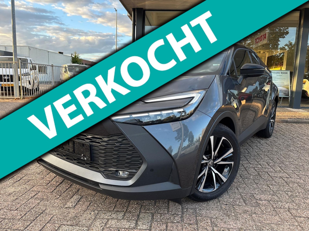 Toyota C-HR - 1.8 Hybrid 140 First Edition|elektrische klep|Bi-tone! - AutoWereld.nl