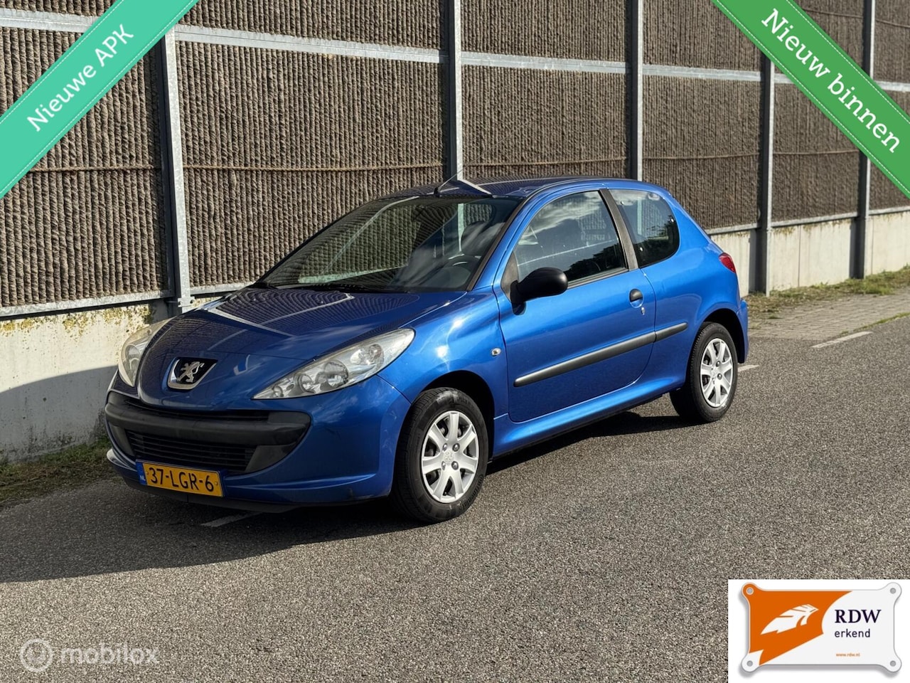 Peugeot 206 - 1.1 XR NAP/NWE APK/LAGE KM STAND - AutoWereld.nl