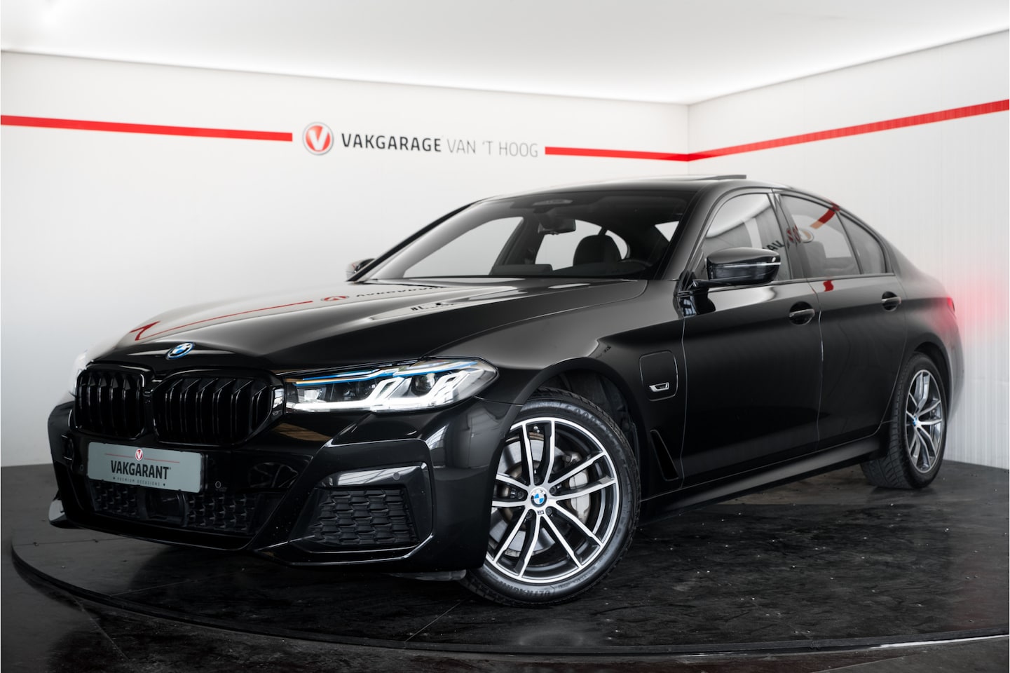 BMW 5-serie - 530e High Executive M-sport Schuifdak Electrische trekhaak Laserkoplampen - AutoWereld.nl