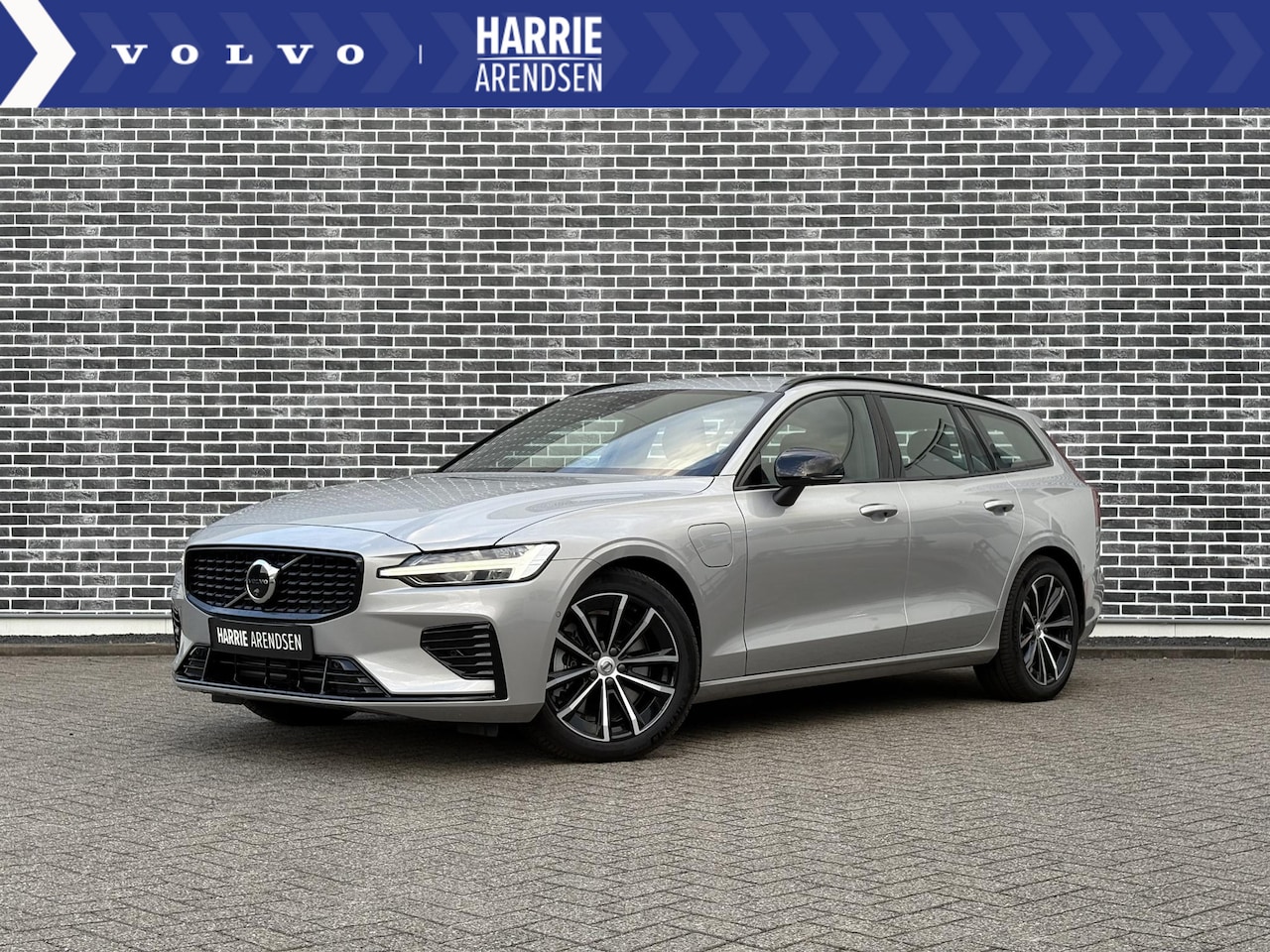 Volvo V60 - 2.0 T6 Plug-in hybrid AWD Plus Dark | Harman Kardon Audio | Trekhaak | Stoel- / Stuurverwa - AutoWereld.nl