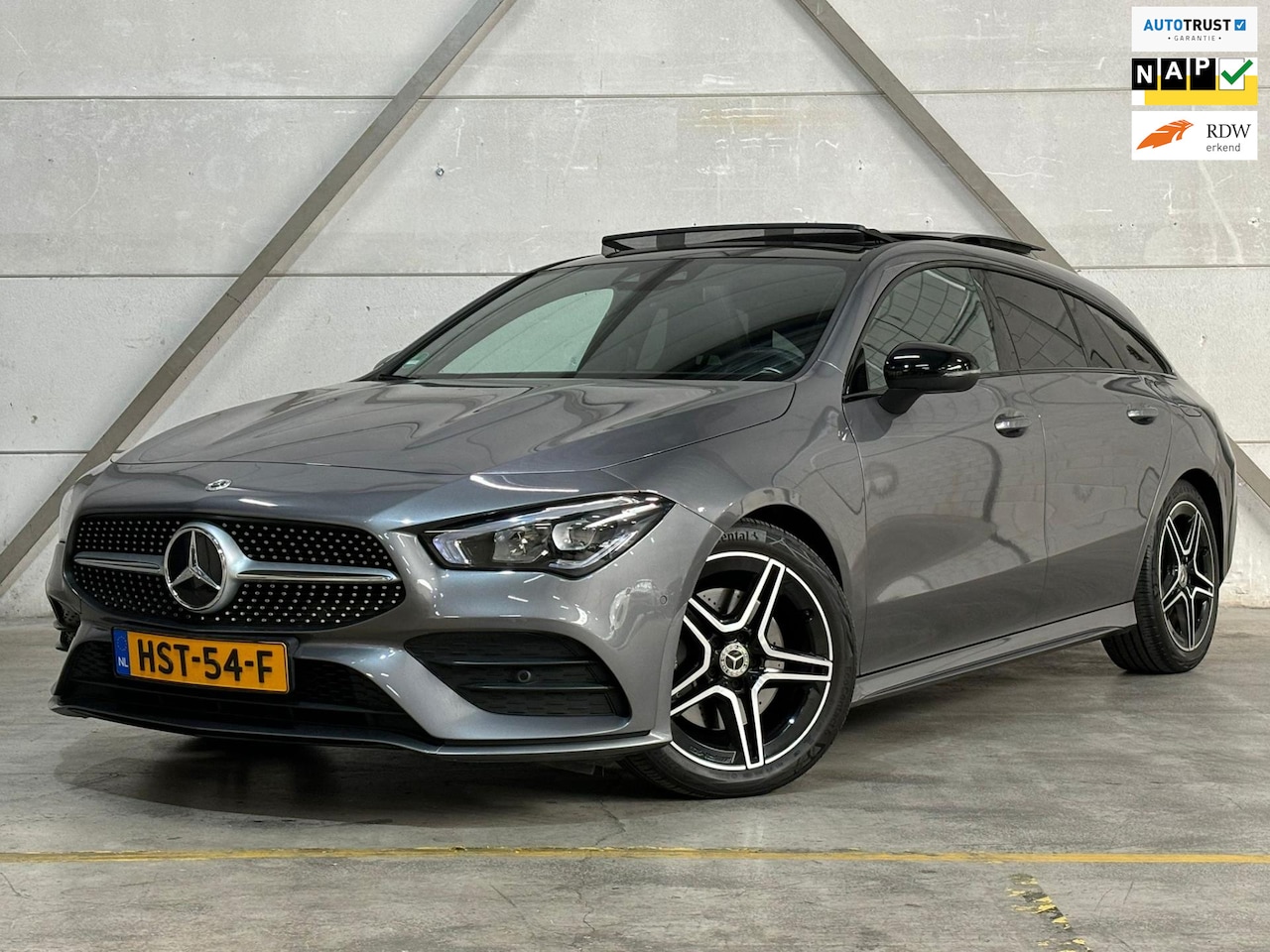 Mercedes-Benz CLA-klasse Shooting Brake - 200 AMG Line - Panorama - Trekhaak - Stoelverwarming - AutoWereld.nl