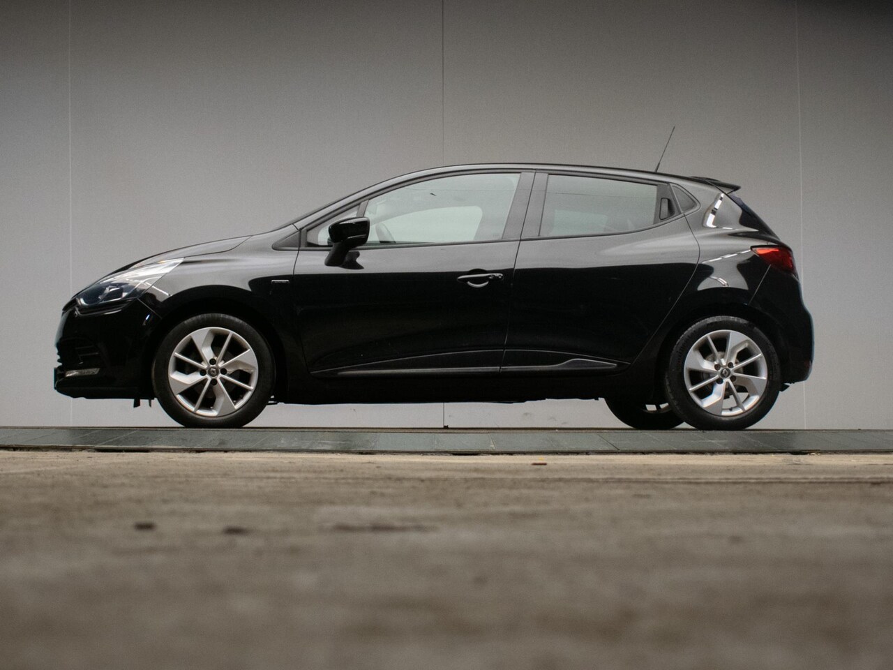 Renault Clio - 0.9 TCe Sport (APPLE CARPLAY,NAVI,LED,CRUISE,CLIMATE,LM VELGEN,GETINT,SPORTSTOELEN,PDC,NET - AutoWereld.nl