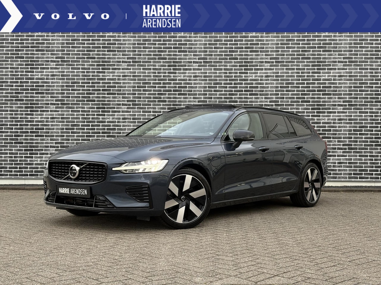 Volvo V60 - 2.0 T6 Plug-in hybrid AWD Ultra Dark | Trekhaak | Panoramadak | 360 camera | gelamineerde - AutoWereld.nl