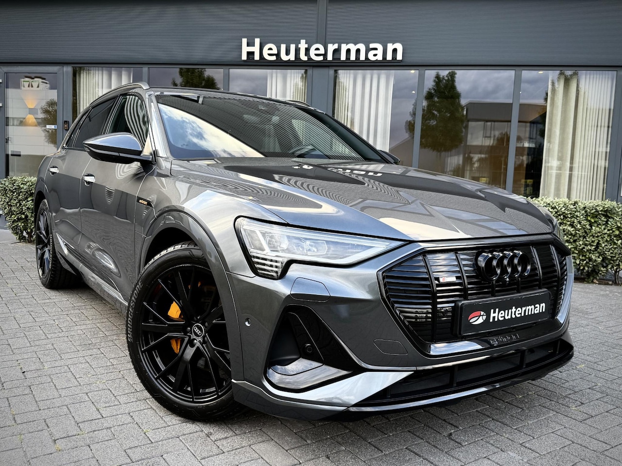 Audi e-tron - 50 Quattro S Line Pano/B&O/ 22 inch/ Black - AutoWereld.nl