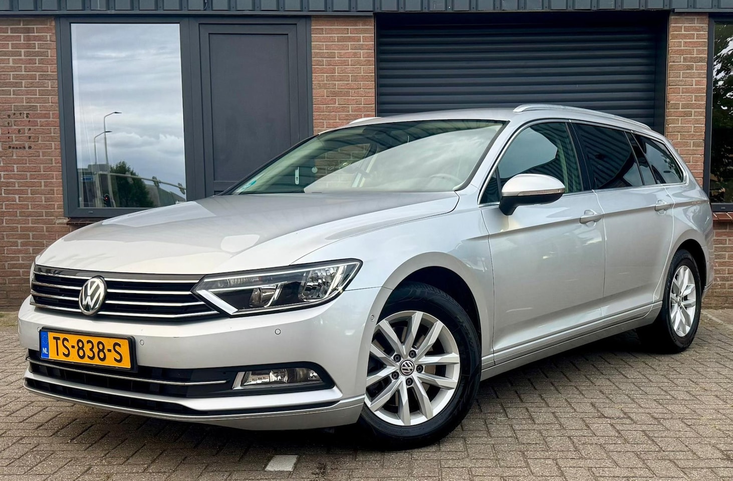 Volkswagen Passat Variant - 1.6 TDI Business Edition DSG Navi Camera - AutoWereld.nl