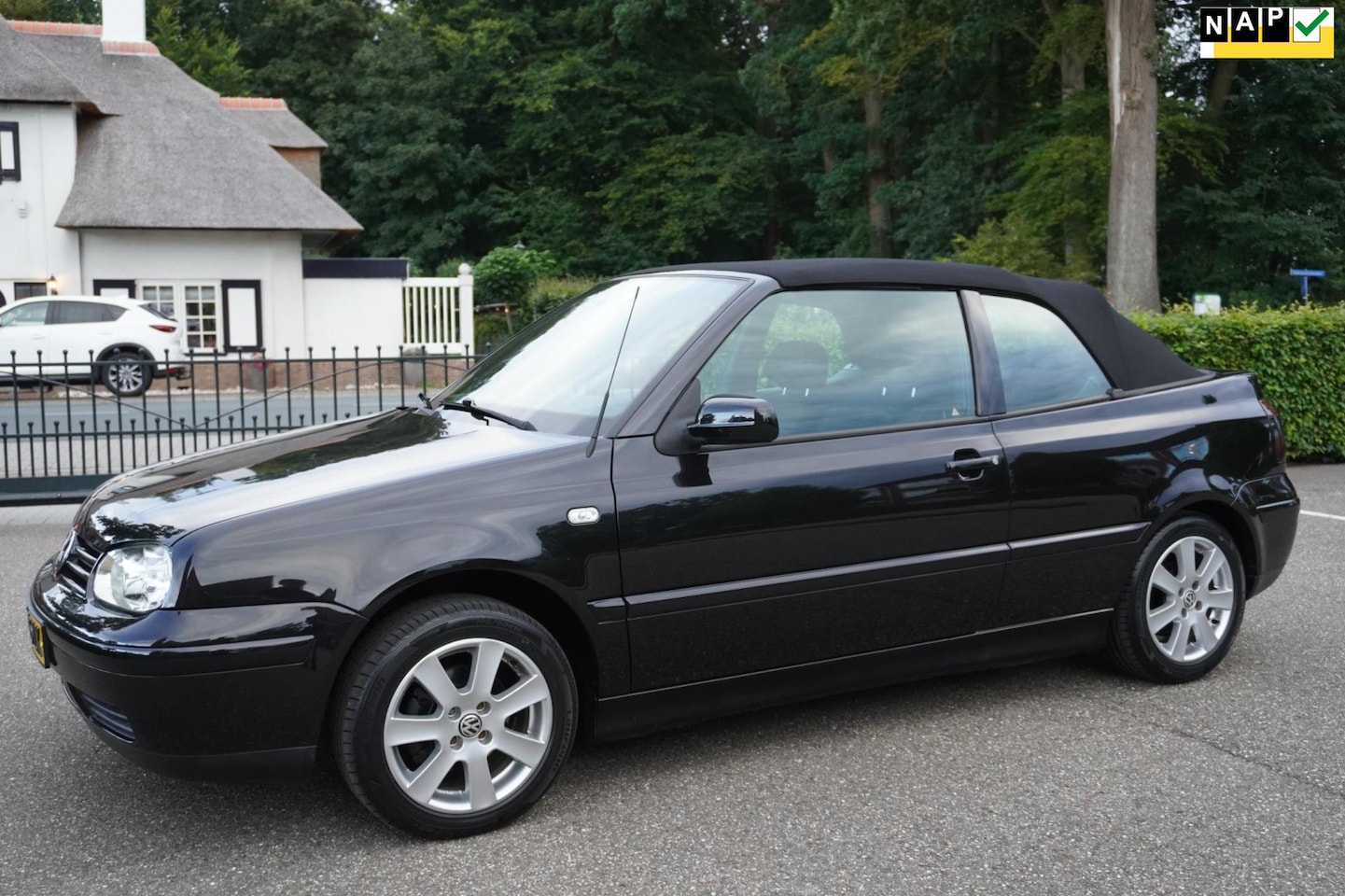 Volkswagen Golf Cabriolet - 2.0 Highline Airco Nederlandse Auto - AutoWereld.nl