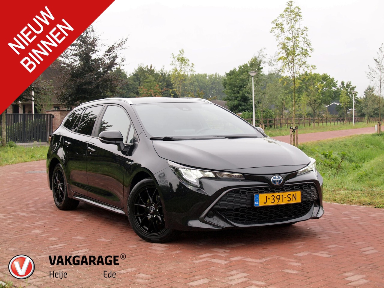 Toyota Corolla Touring Sports - 1.8 Hybrid Business Black Style-pakket | 17 Inch | Camera | Apple Carplay | Cruise Control - AutoWereld.nl