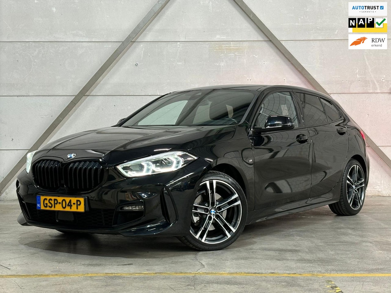 BMW 1-serie - 118i Executive - M sport - Trekhaak - Leder - AutoWereld.nl