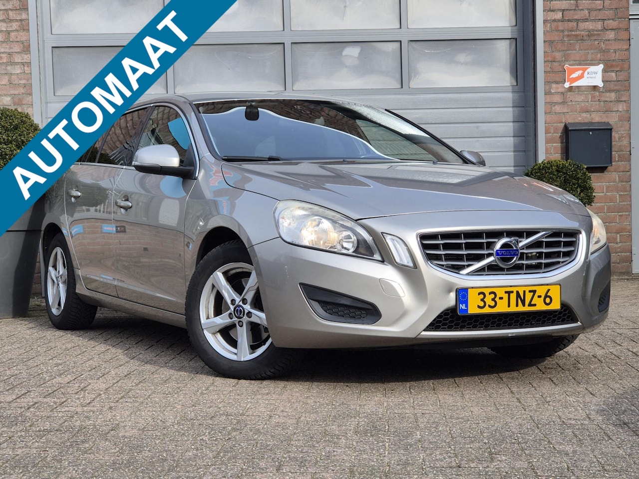 Volvo V60 - 1.6 T4 Momentum Automaat. Perfect onderhouden. Afneembare trekhaak - AutoWereld.nl