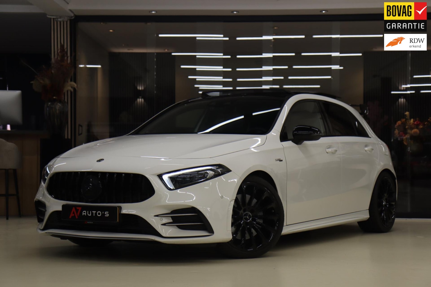 Mercedes-Benz A-klasse - AMG 35 4MATIC PANO/CAM/BURM/BLINDESPOT/NIGHTPAKET/BOMVOL - AutoWereld.nl