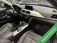 BMW 3-serie - 320i Centennial High Executive AUTOMAAT / LEDER / NAP