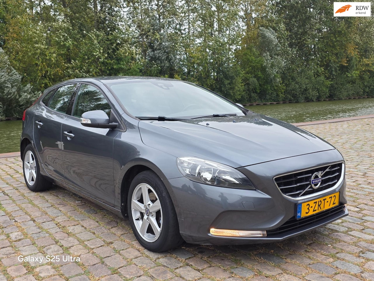 Volvo V40 - 1.6 D2 Momentum 2e eigenaar airco cruis control navigatie parkeer sensor trekhaak - AutoWereld.nl