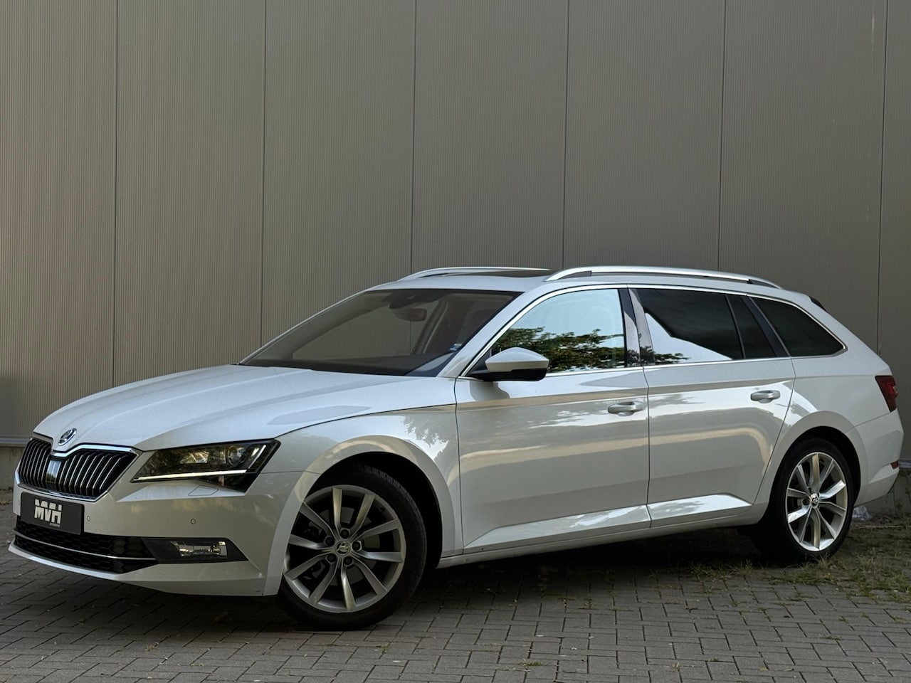 Skoda Superb Combi - 1.5 TSI ACT Business Edition - Virtual - DSG - Panorama - Camera - OrigNL - NAP - AutoWereld.nl
