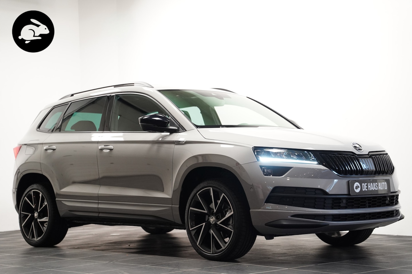Skoda Karoq - 1.5 TSI Sportline/Steel grey/Pano dak/19 inch - AutoWereld.nl