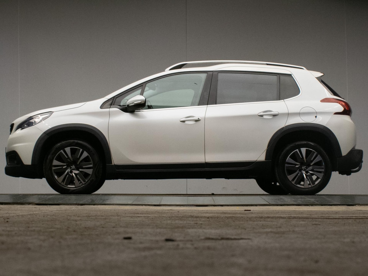 Peugeot 2008 - 1.2 PureTech Active Sport (APPLE CARPLAY,NAVI,CRUISE,CAMERA,LED,SPORTSTOELEN,GETINT,LM VEL - AutoWereld.nl