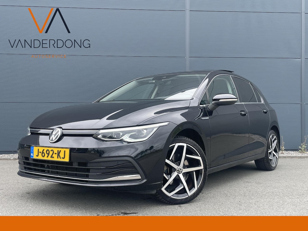 Volkswagen Golf - 1.5 eTSI R-Line | Virtual | Pano | Carplay | Camera - AutoWereld.nl