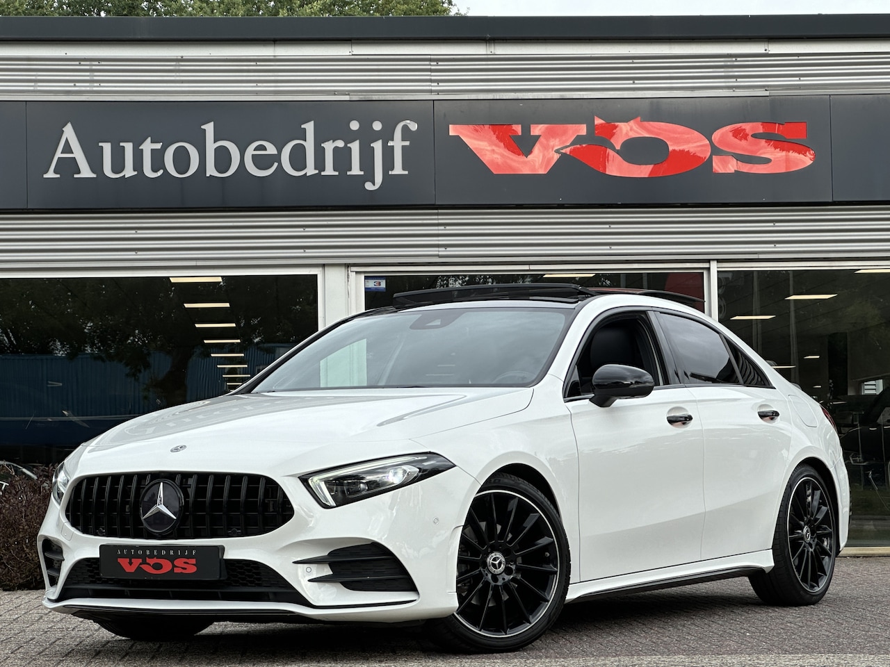Mercedes-Benz A-klasse - 200 Limousine AMG | Panodak | 360 Camera | Burmester | Sfeer - AutoWereld.nl