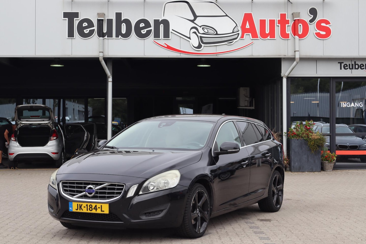 Volvo V60 - 2.0 D3 Navigatie, Trekhaak, Lichtmetalen wielen, Elektrische ramen - AutoWereld.nl