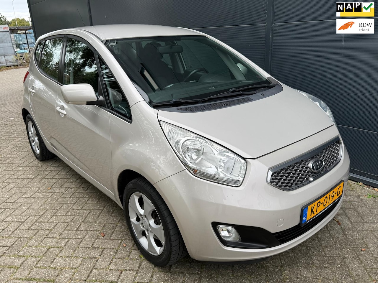 Kia Venga - 1.6 Automaat /Airco/cruise/stoelverwarming/park sensoren/trekhaak/1 ste eigenaar - AutoWereld.nl