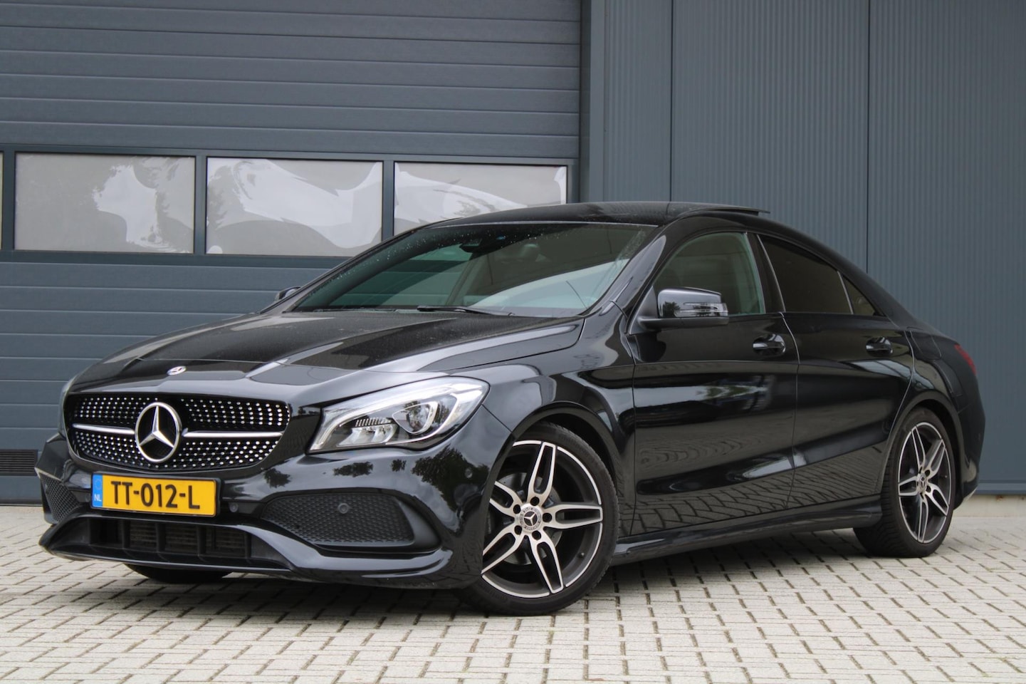 Mercedes-Benz CLA-Klasse - 180 AMG Night Pakket | panoramadak | achteruitrijcamera | stoelverwarming | dealer onderho - AutoWereld.nl