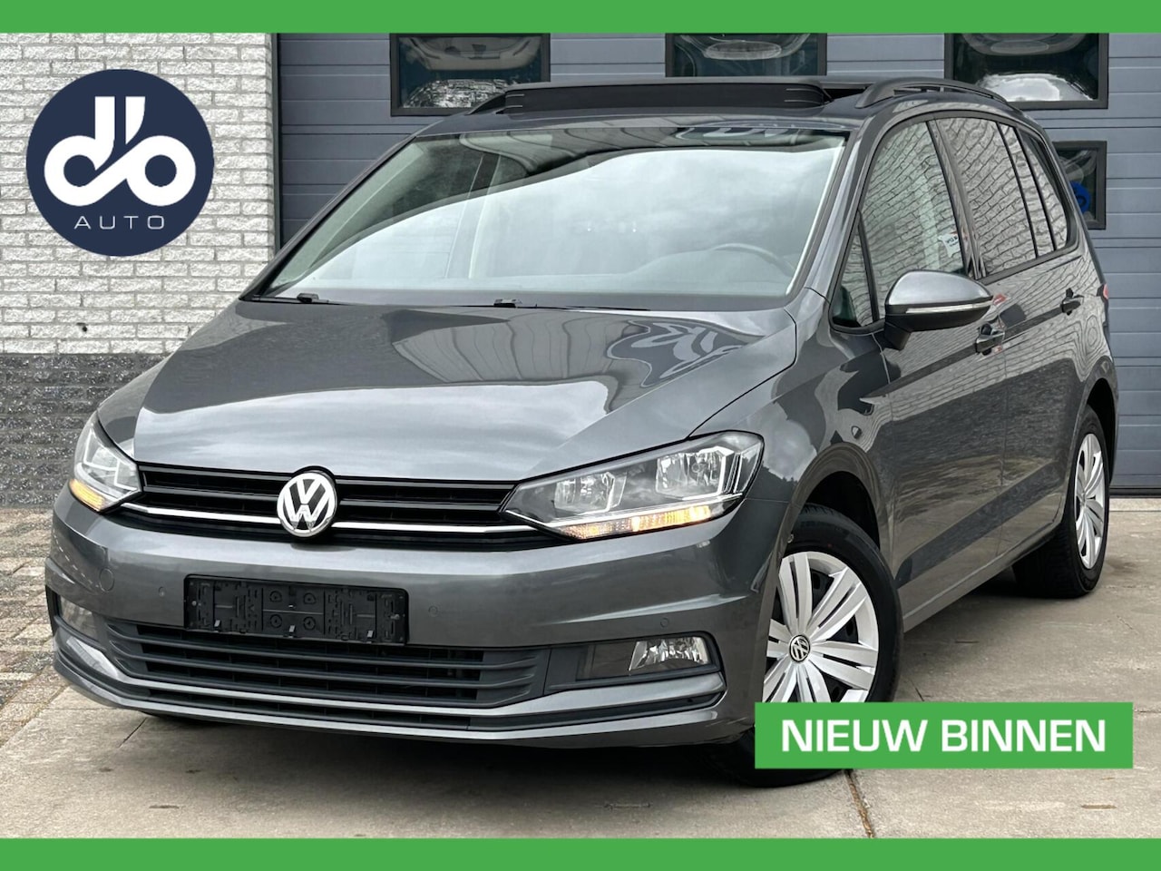 Volkswagen Touran - 1.6 TDI 115pk SCR Comfortline 7 PERSOONS I PANO DAK I TREKHAAK I CLIMA I NAVI I PDC V+A - AutoWereld.nl