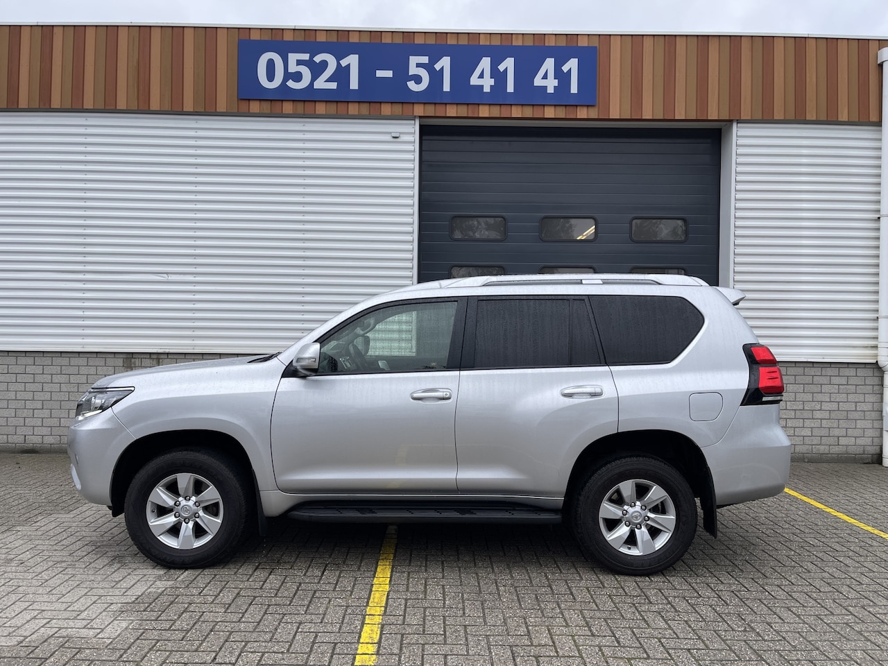 Toyota Land Cruiser Challenger - 2.8 D-4D-F 177pk High Roof Blind Van 4x4 grijs kenteken / vaste prijs rijklaar € 34.950 ex - AutoWereld.nl
