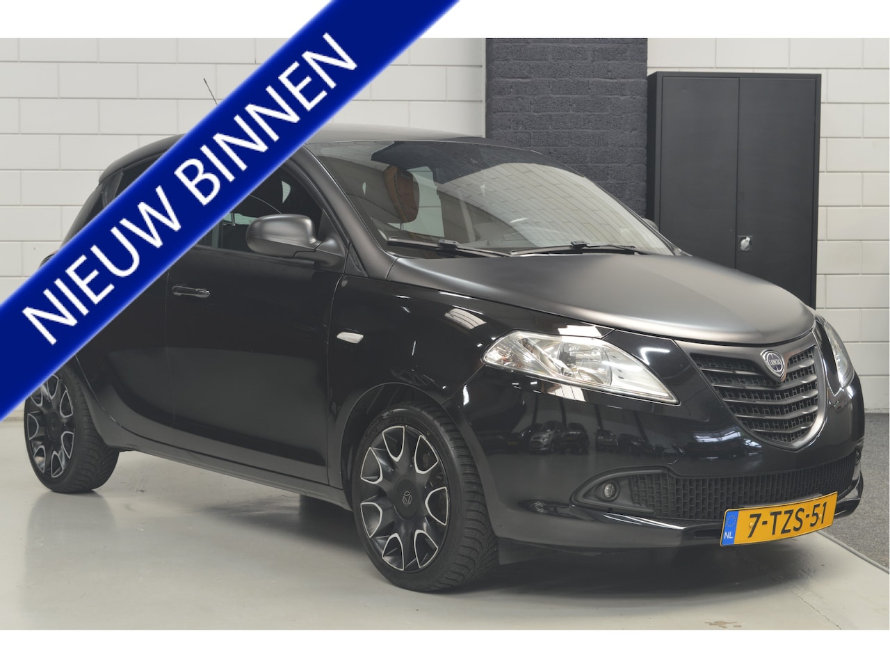 Lancia Y(psilon) - Ypsilon 0.9 TwinAir S MomoDesign // 124.000 km // AIRCO // CRUISE // PDC // TWO TONE MAT Z - AutoWereld.nl