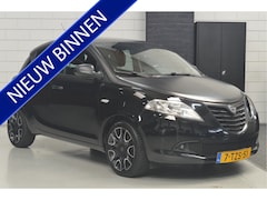 Lancia Y(psilon) - Ypsilon 0.9 TwinAir S MomoDesign // 124.000 km // AIRCO // CRUISE // PDC // TWO TONE MAT Z