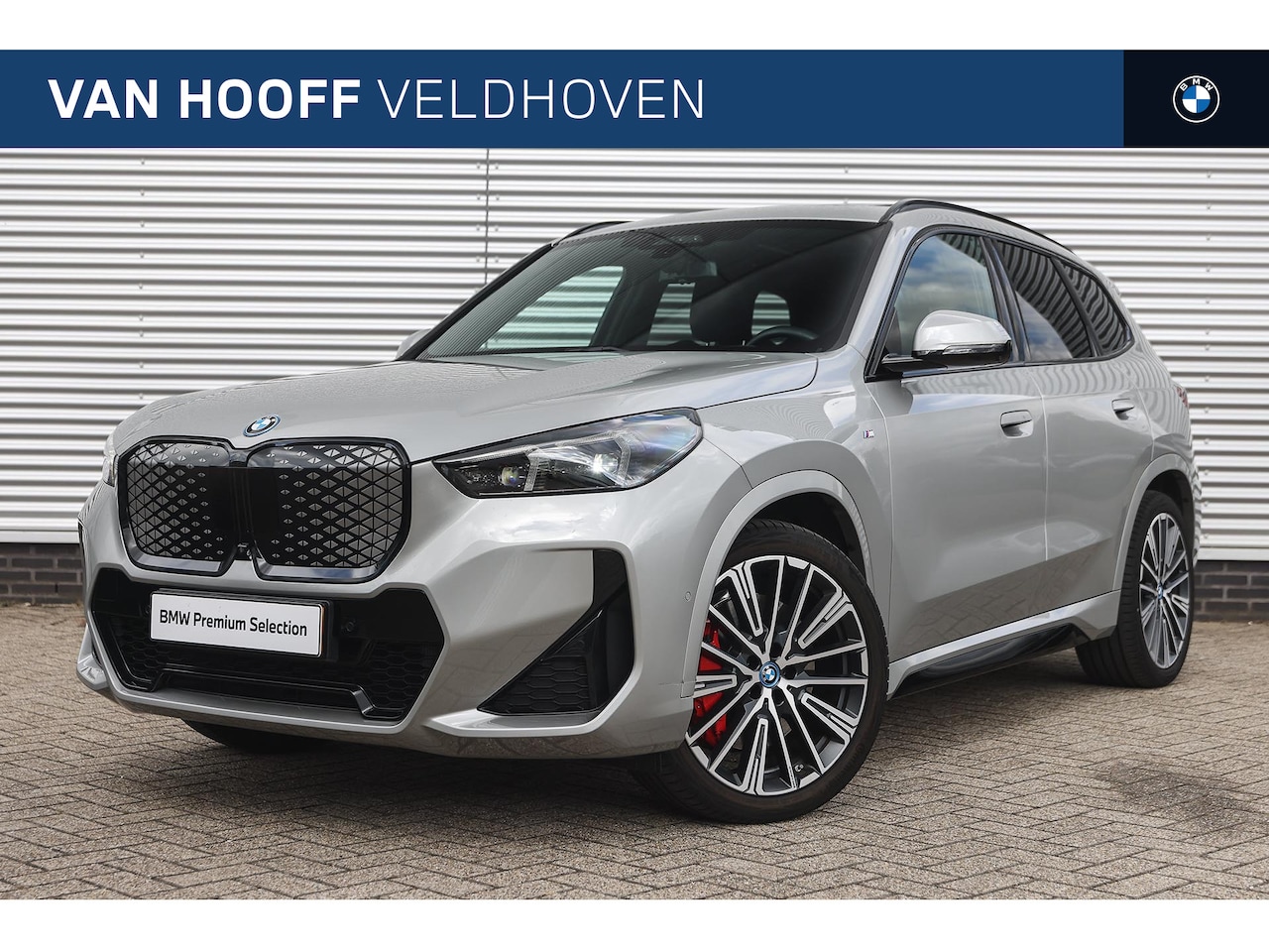 BMW iX1 - xDrive30 M Sport / Panoramadak / Trekhaak / Sportstoelen / M Adaptief onderstel / Adaptiev - AutoWereld.nl