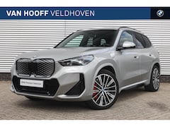 BMW iX1 - xDrive30 M Sport / Panoramadak / Trekhaak / Sportstoelen / M Adaptief onderstel / Adaptiev