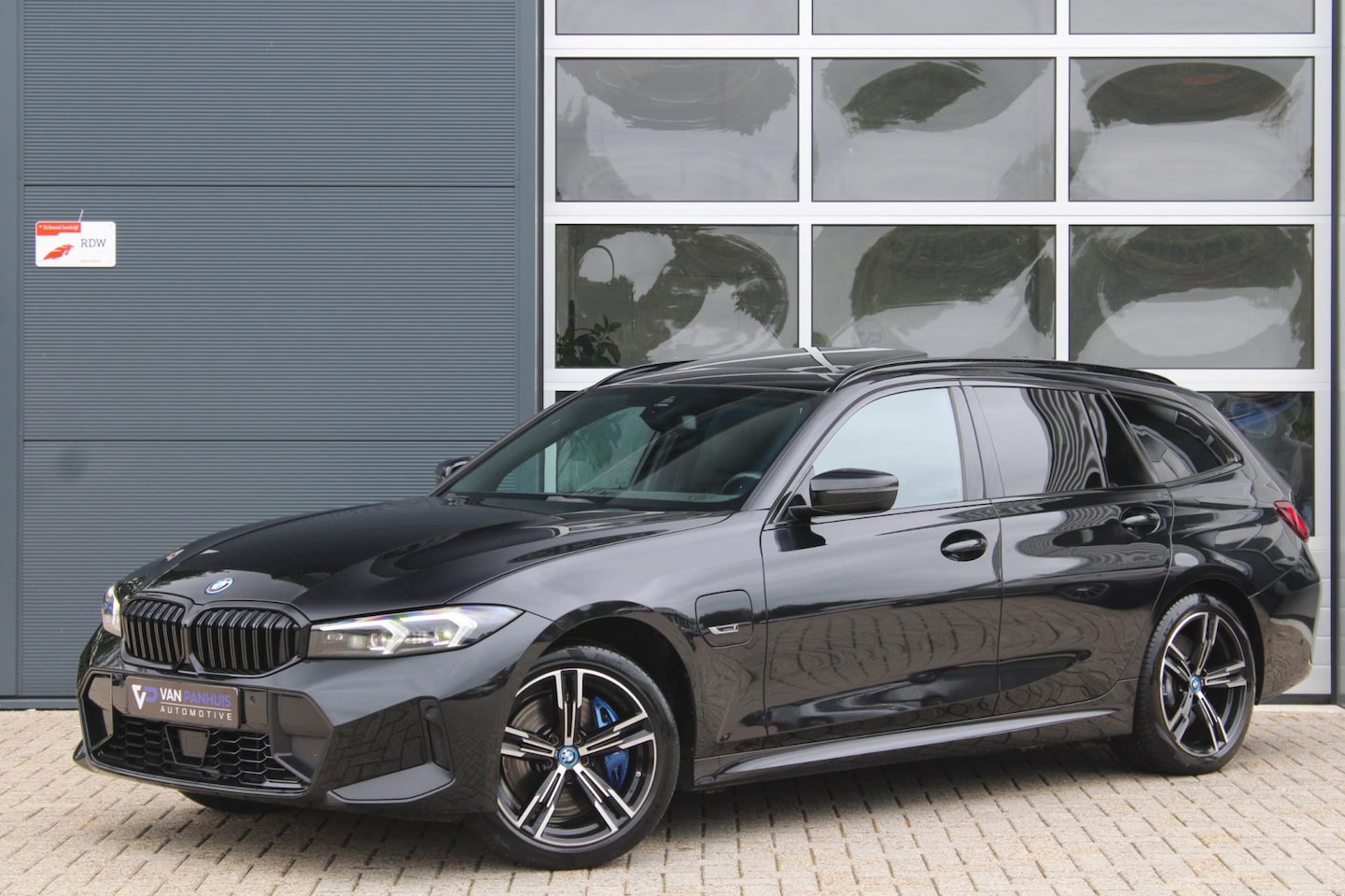 BMW 3-serie Touring - 330e xDrive M-Sport Pro | Pano | ACC | Memory | Elek. Trekhaak - AutoWereld.nl