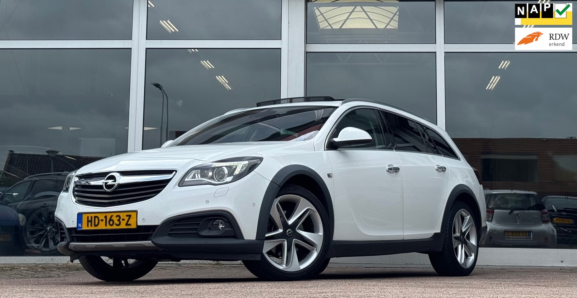 Opel Insignia Sports Tourer - 1.6 T Cosmo Lerenbekleding Trekhaak Apple Carplay Schuifkanteldak - AutoWereld.nl