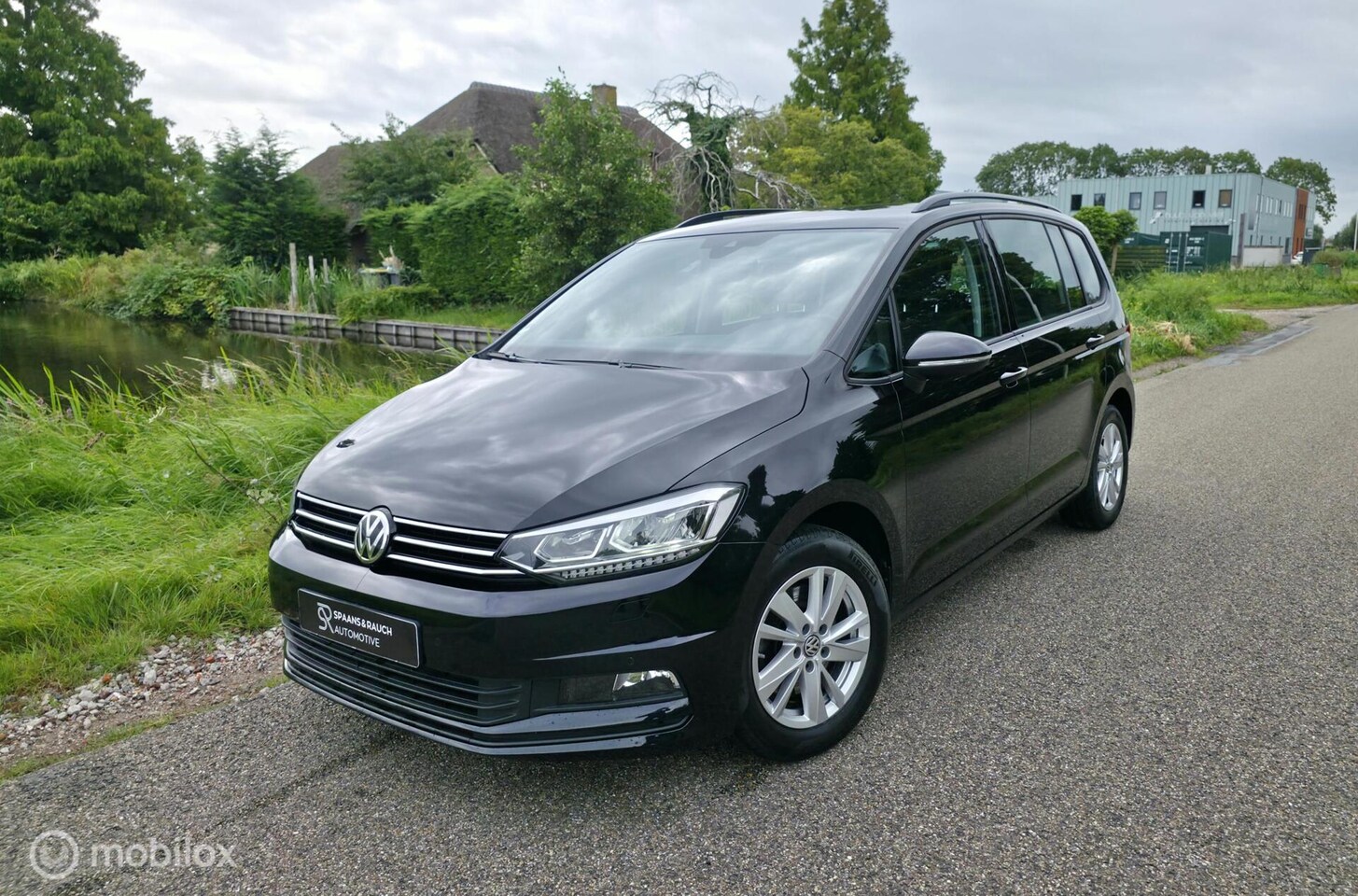 Volkswagen Touran - 1.5 TSI Highline 7p / Navi / Cam / Carplay - AutoWereld.nl