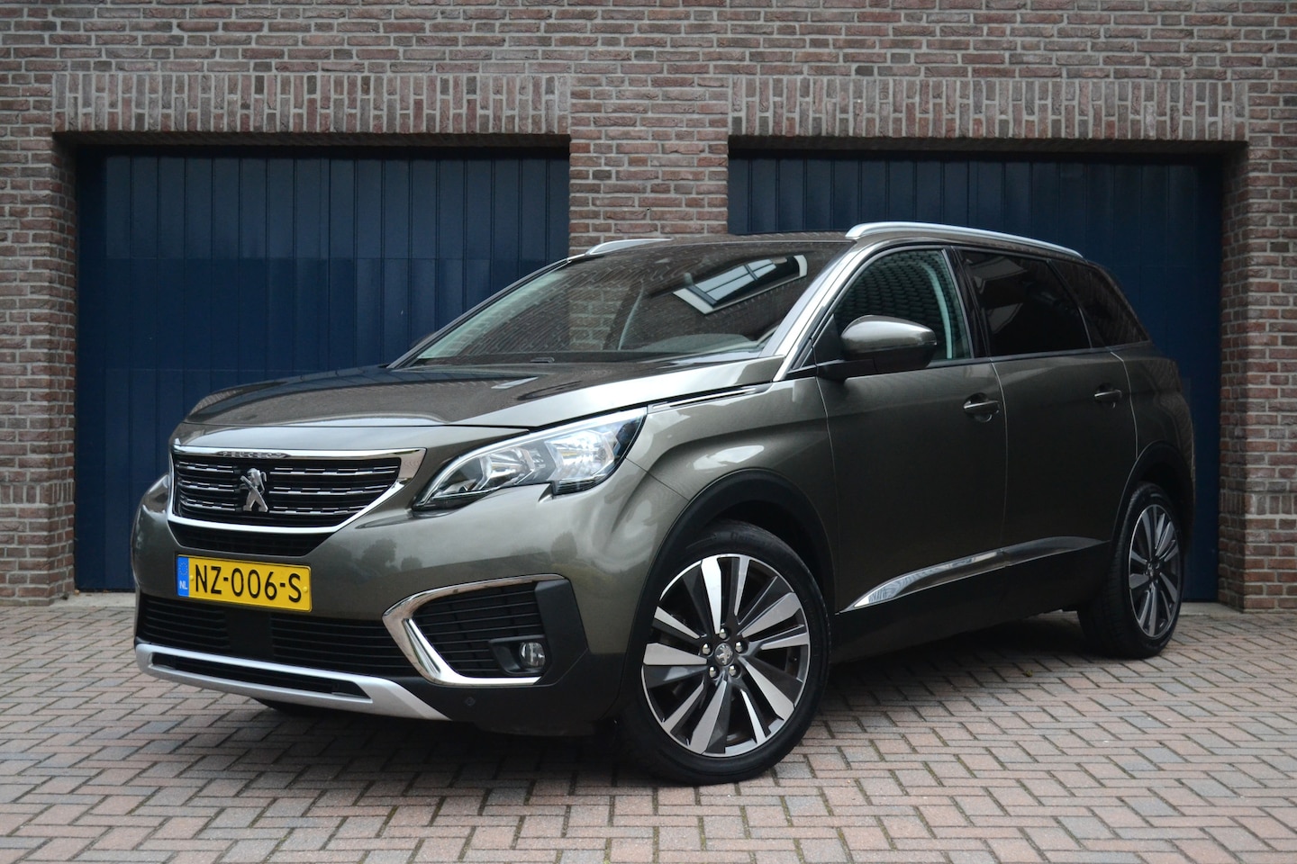 Peugeot 5008 - 1.2 PureTech Premium 7pers. | NIEUWE MOTOR | Trekhaak | Keyless | Camera | Carplay/Android - AutoWereld.nl