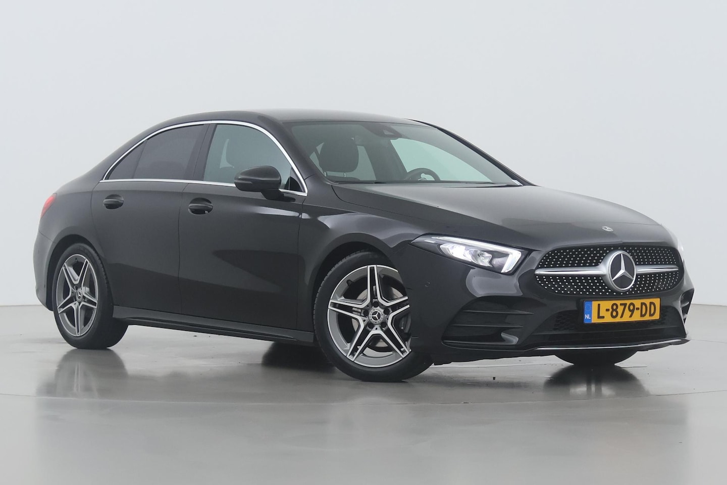 Mercedes-Benz A-klasse - 180 Premium Plus | Stoelverwarming | Getint Glas | 18 Inch | Sportstoelen - AutoWereld.nl