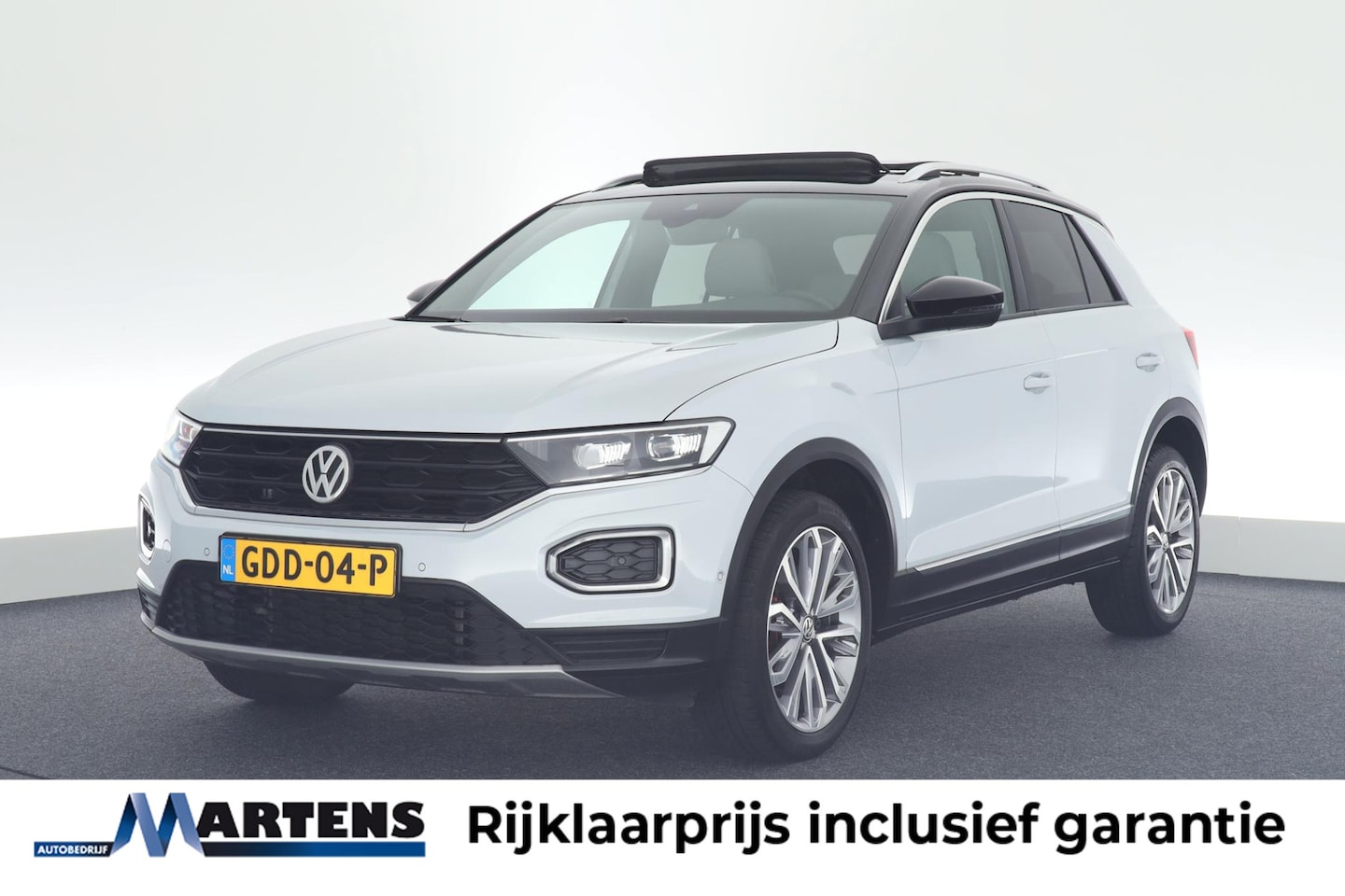 Volkswagen T-Roc - 1.5 TSI 150pk DSG Sport Trekhaak Camera Leder Keyless Stoelverwarming Panoramadak Virtual - AutoWereld.nl