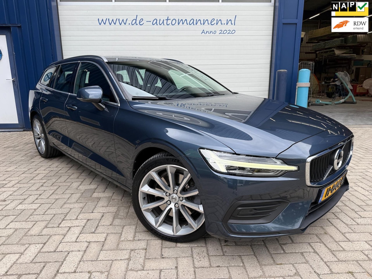 Volvo V60 - 2.0 T5 250 pk Momentum Pro Automaat / ADAPTIVE CRUISE / 19 INCH / VOLVO ONDERHOUDEN - AutoWereld.nl