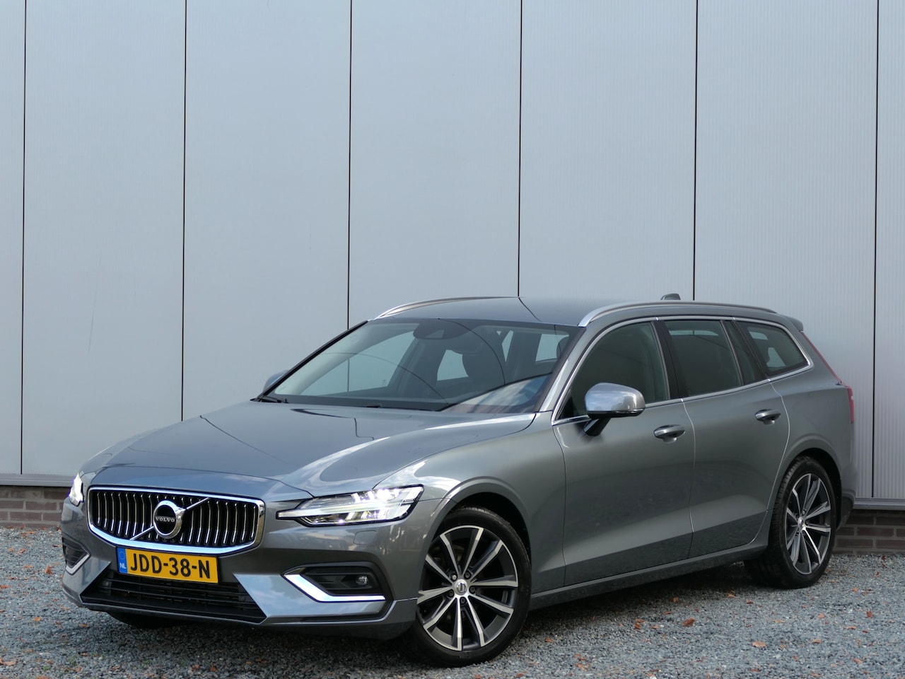 Volvo V60 - D4 Inscription 12 MND garantie / Trekhaak / Adaptieve cruise control / Leer / DAB+ - AutoWereld.nl