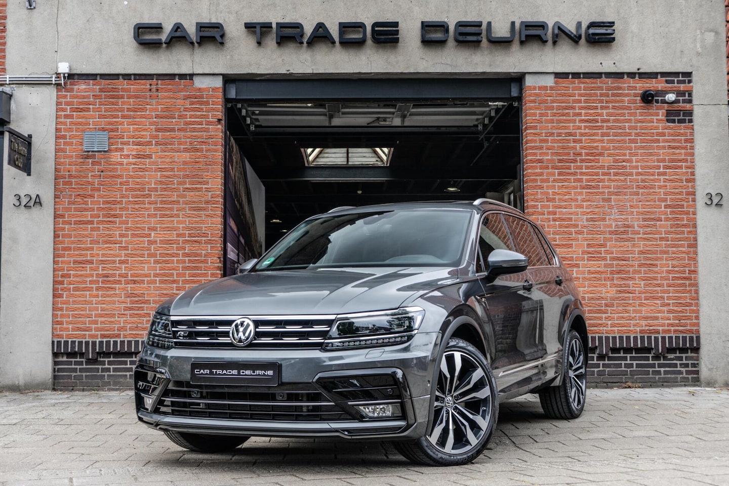 Volkswagen Tiguan - 2.0 TSI 4Motion R-Line Pano / Trekhaak / HUD - AutoWereld.nl