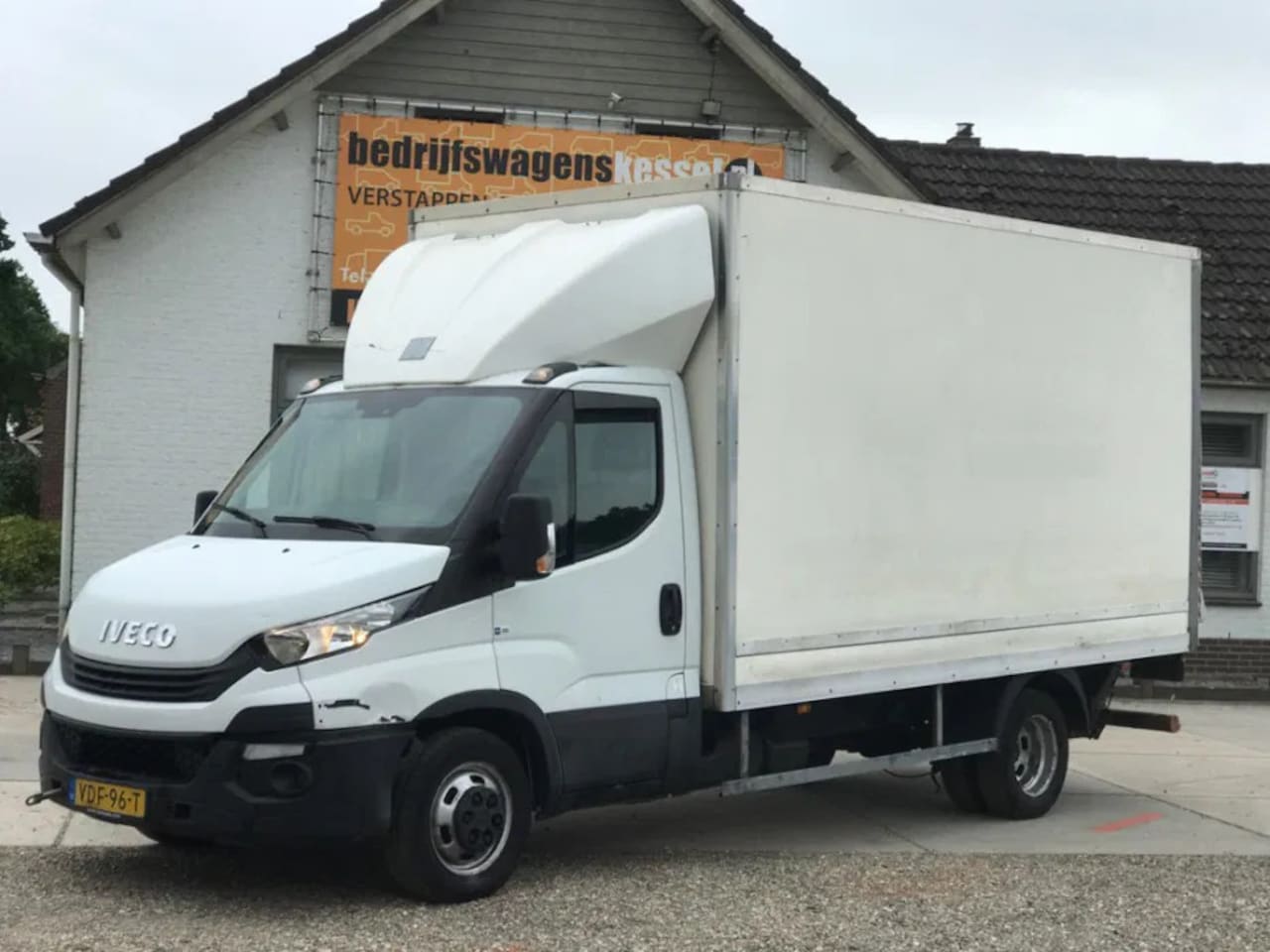 Iveco Daily - 35C16 2.3 HPi Euro 6 Bakwagen Koffer LBW Motorschade - AutoWereld.nl