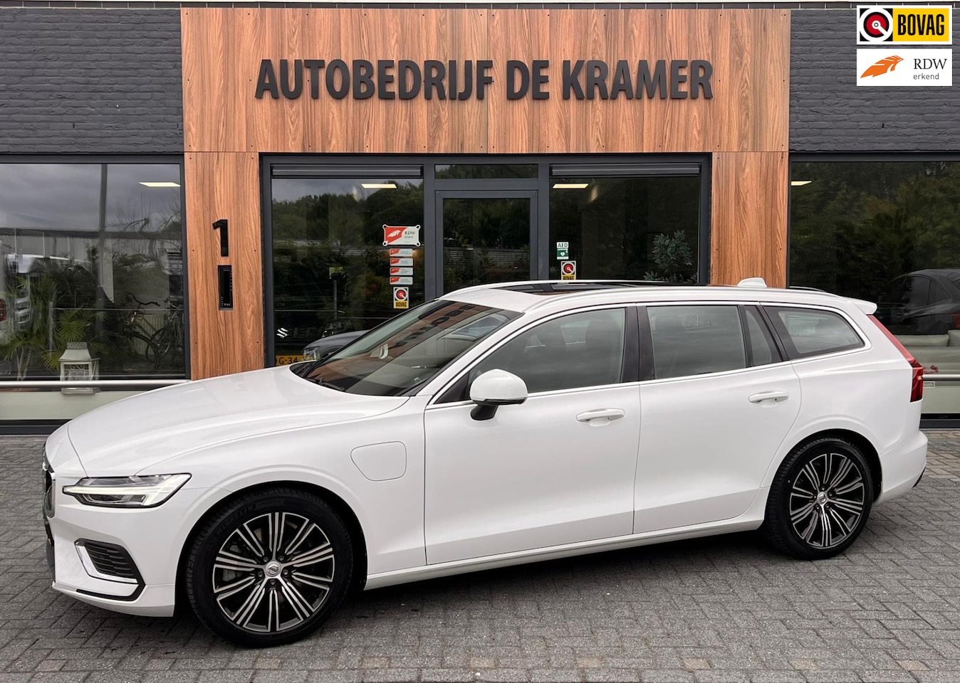 Volvo V60 - 2.0 T6 Recharge AWD R-Design 2.0 T6 Recharge AWD R-Design - AutoWereld.nl