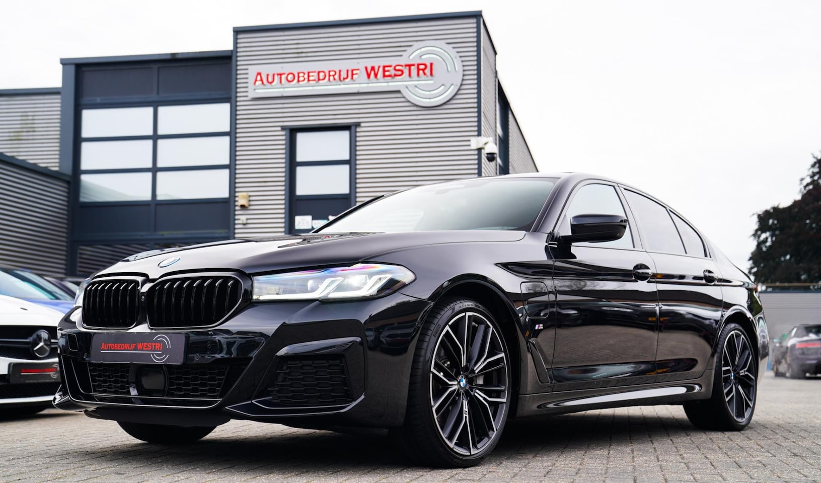 BMW 5-serie - 545e xDrive Business Edition Plus | Massage | Bowers & Wilkins | Schuifdak | LASER LED | B - AutoWereld.nl