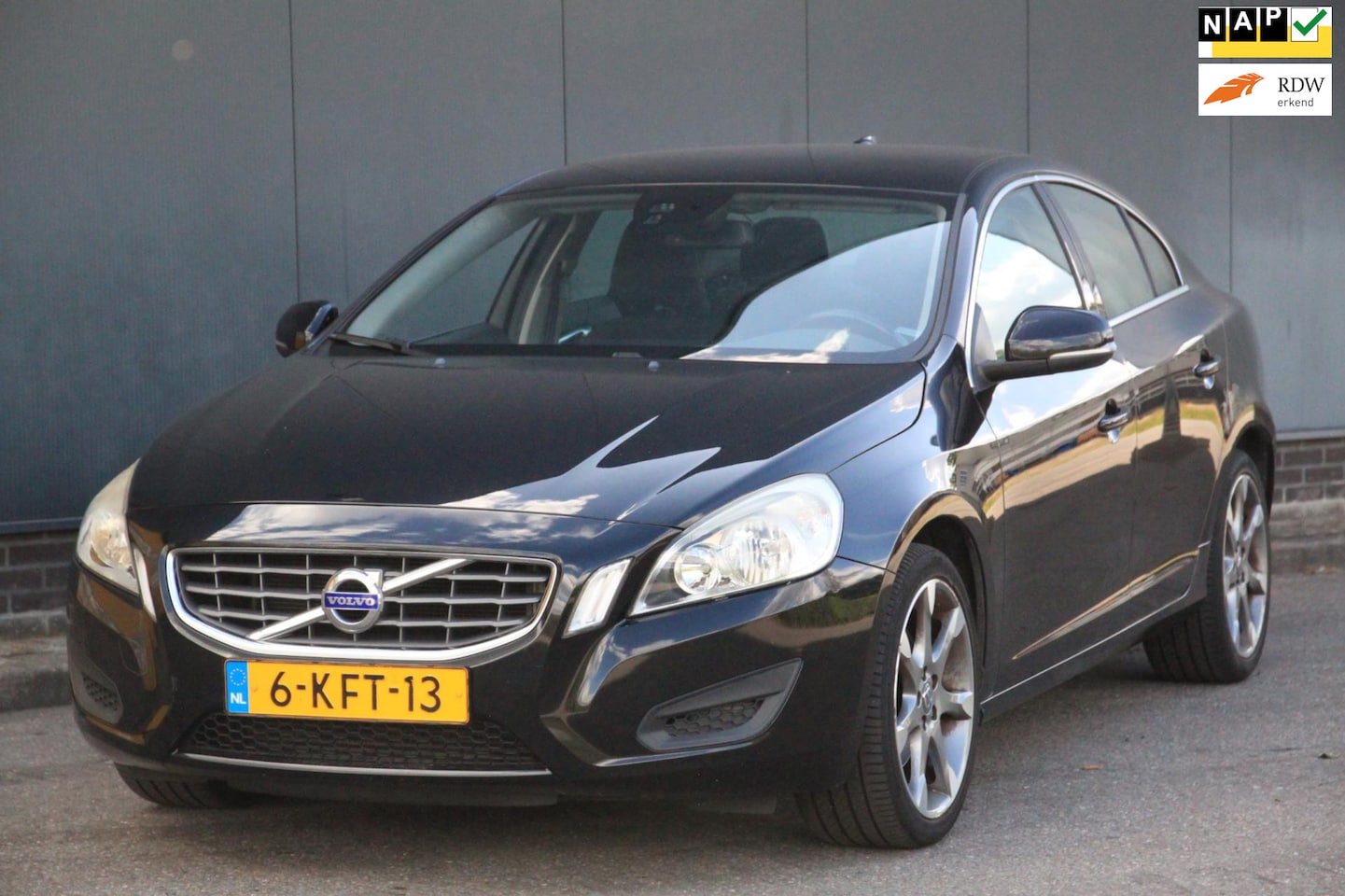 Volvo S60 - 1.6 T3 Momentum Navigatie/Parkeersensor/Trekhaak/18"inch lmv - AutoWereld.nl