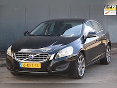 Volvo S60 - 1.6 T3 Momentum Navigatie/Parkeersensor/Trekhaak/18"inch lmv