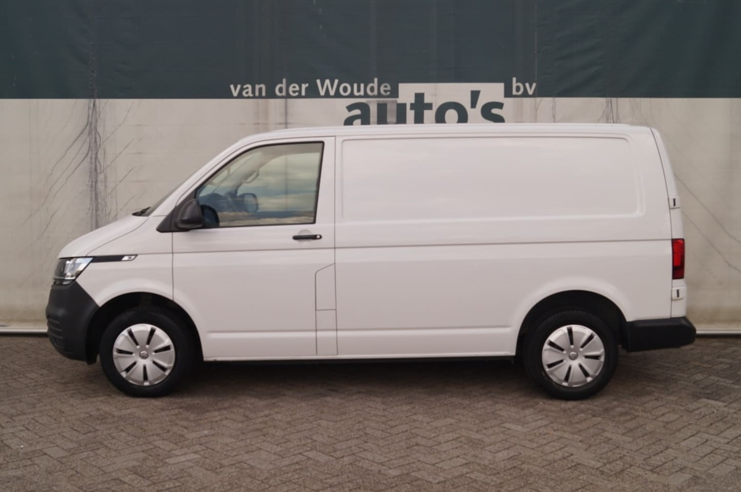 Volkswagen Transporter - 2.0 TDI L1-H1 Edition -AIRCO-CRUISE-3zits- - AutoWereld.nl