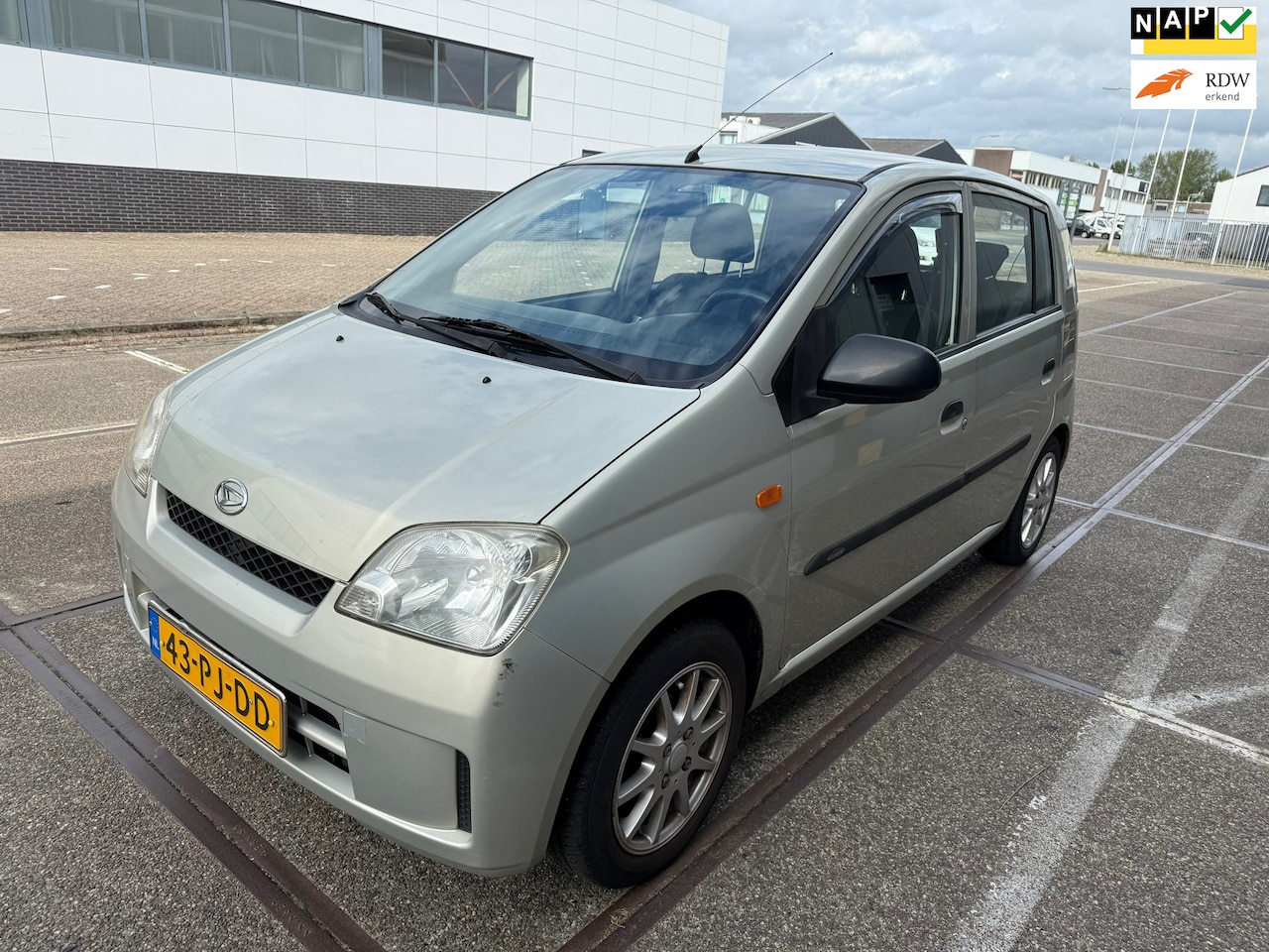 Daihatsu Cuore - 1.0-12V Nagano / NAP / APK / AIRCO / ELEK RAMEN / 2 SLEUTELS / 5DRS / NETTE AUTO!!! - AutoWereld.nl