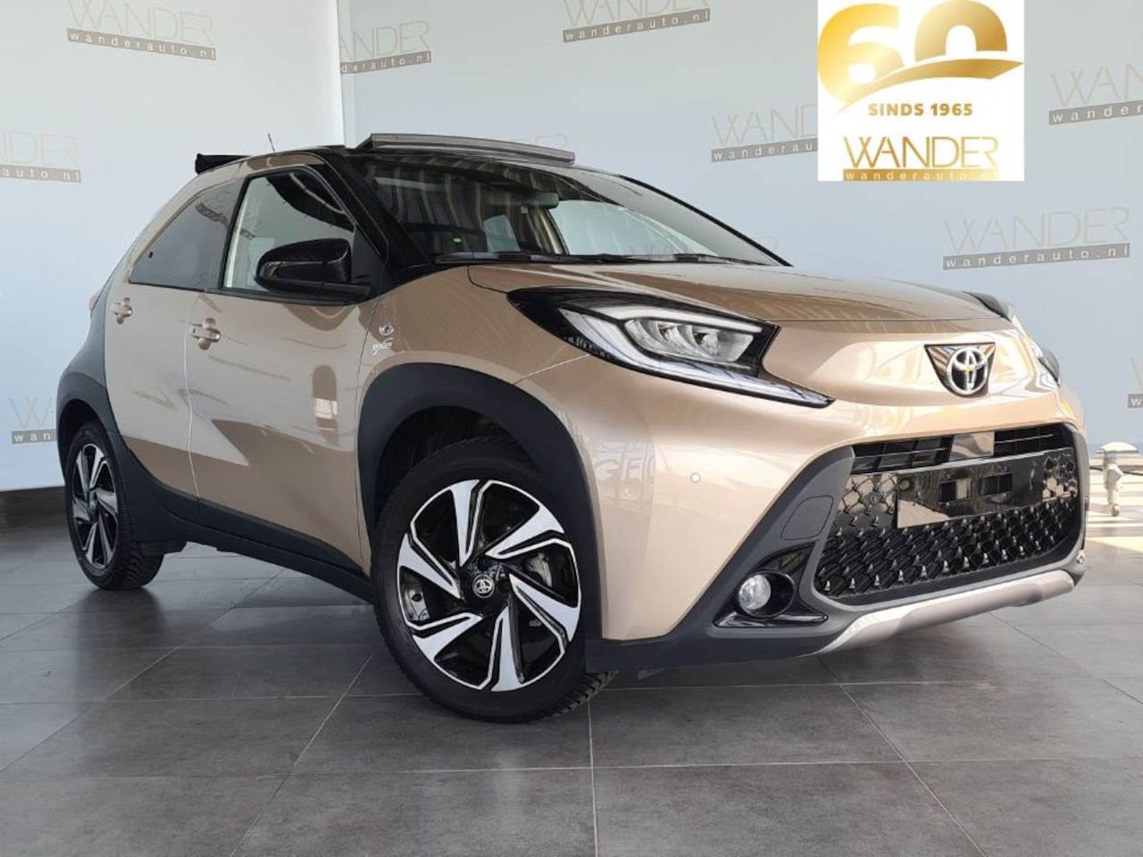 Toyota Aygo X - 1.0 VVT-i S-CVT Envy /Elektrisch vouwdak/Apple Carplay/ Aindroid Auto/ Adaptieve cruise co - AutoWereld.nl