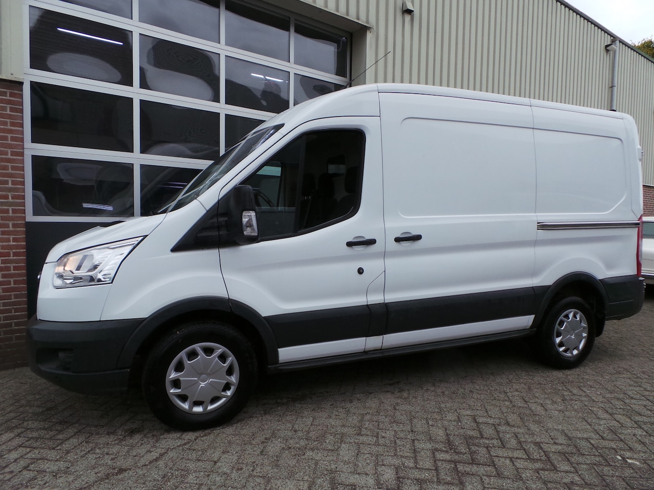 Ford Transit - 350 2.0 TDCI 131pk L2H2 Trend Airco,Cruise,Navi,Canera,Pdc,3 pers,Trekh 2 schuifdeuren - AutoWereld.nl