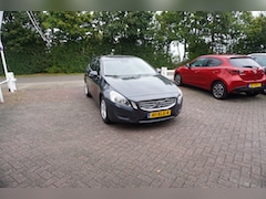 Volvo V60 - 1.6 T3 Momentum TREKHAAK STOELVERWARMING LEER NAVI