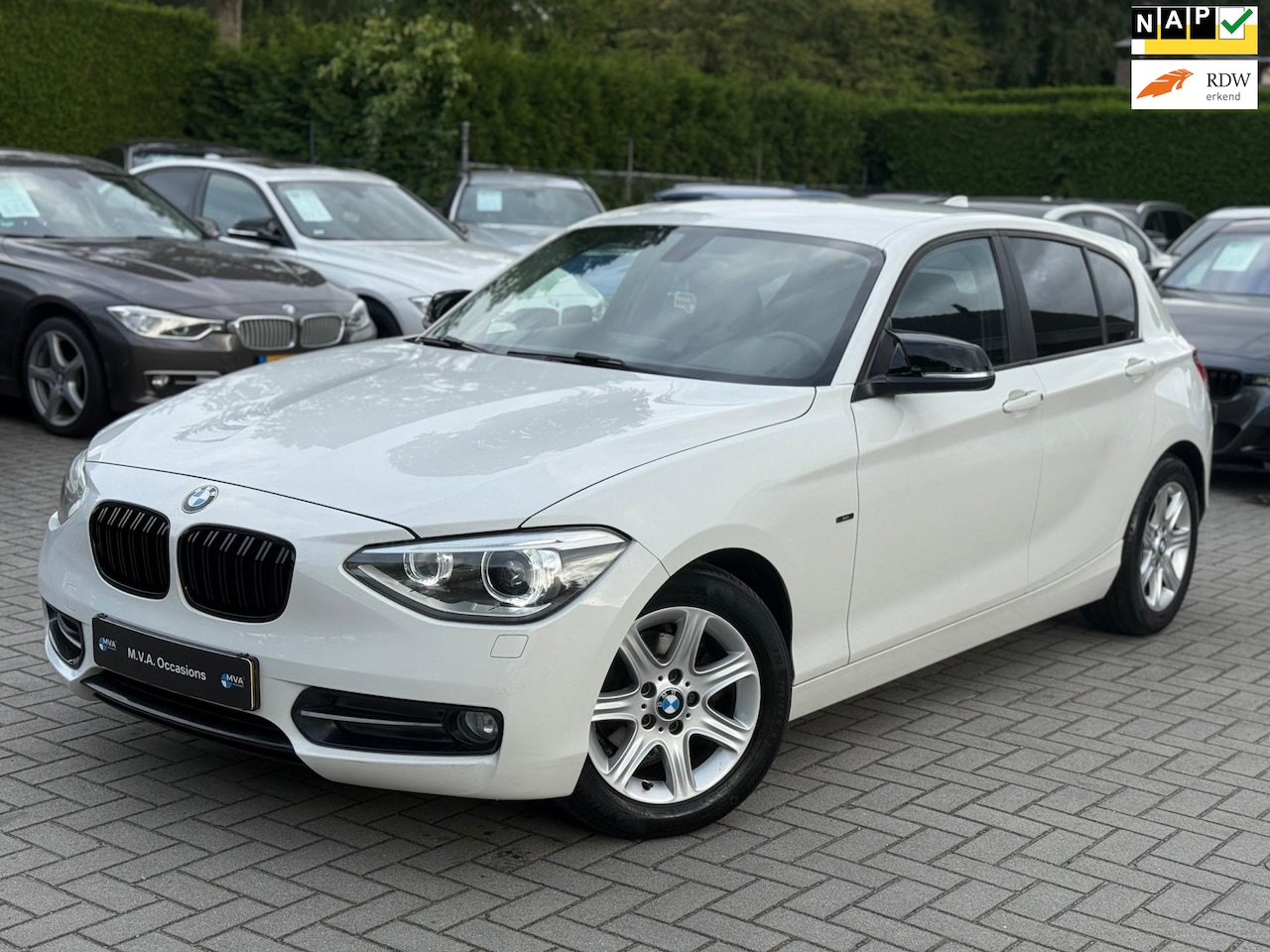 BMW 1-serie - 116i High Executive Sport|Nieuwe Ketting + Klepseals|Leder|Navigatie|Cruise control|Climat - AutoWereld.nl